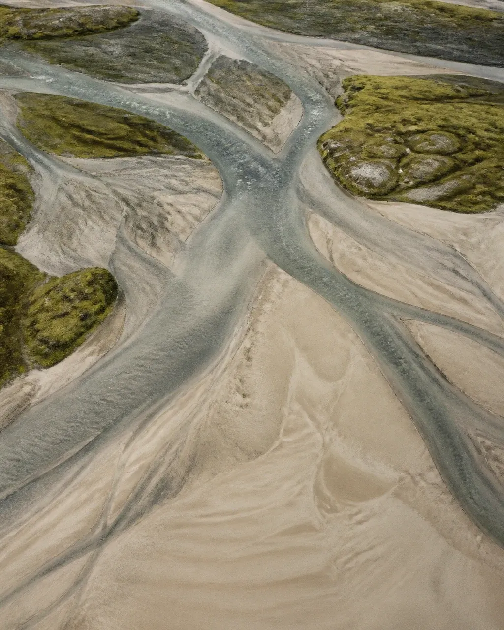 河流 · 水面：分汊河道里的水位线，每一道岸线都在标出能力和责任的边界。